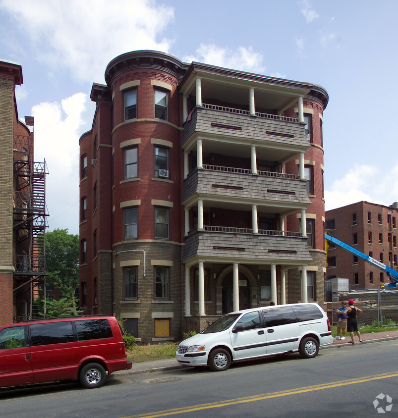 Building Photo - 884 Worthington St