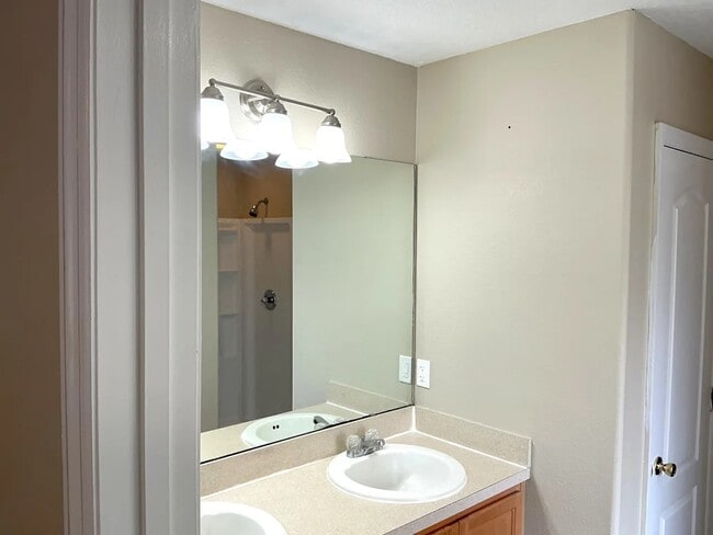 Building Photo - 11673 Brian Lakes Dr N