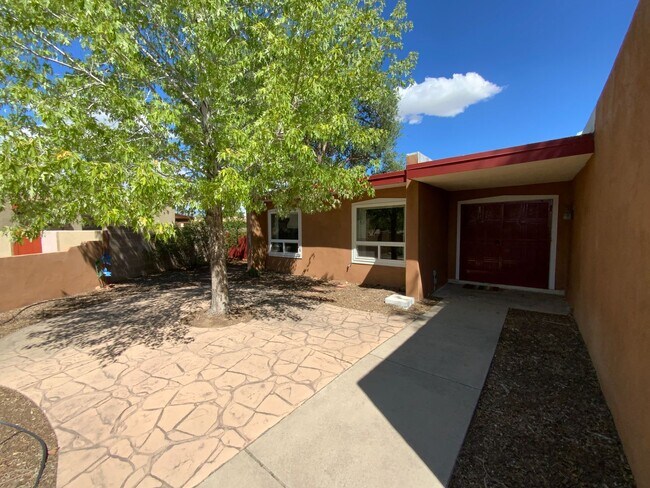 Foto del edificio - 3 Bedroom Single Story Home Available Near...