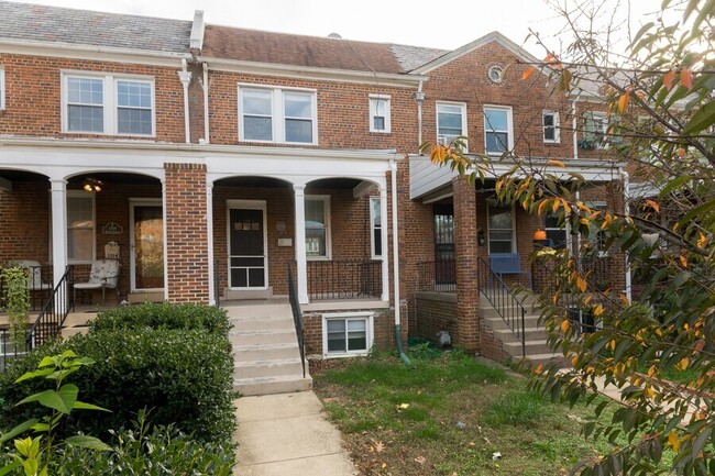 Building Photo - The Perfect Perch in Petworth!