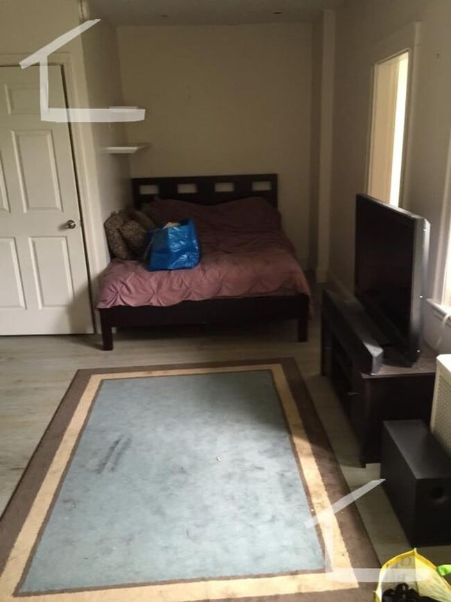 Building Photo - Beautiful Brighton Studio on Green Line- H...