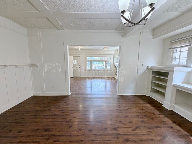 Building Photo - 860 W 56th St
