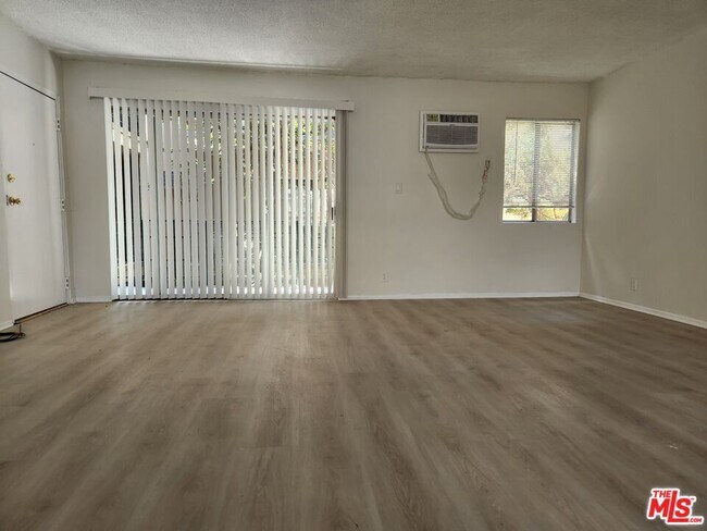 Foto del edificio - 8531 Alcott St