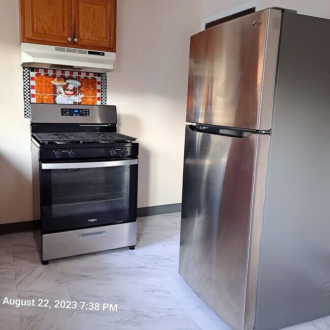 Cocina con estufa de acero inoxidable y refrigerador. - 3309 W Run Rd