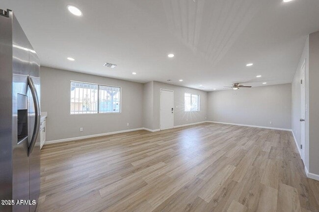 Foto del edificio - 5336 W Lewis Ave