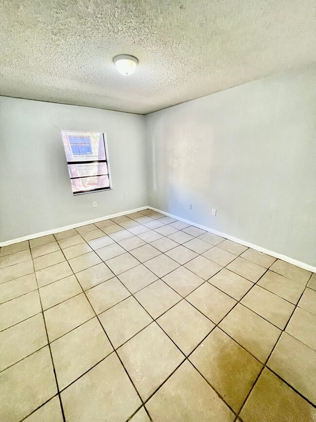 Foto del edificio - SPACIOUS 2BR/1BA Lakeland Duplex! NO APPLICATION FEE!!