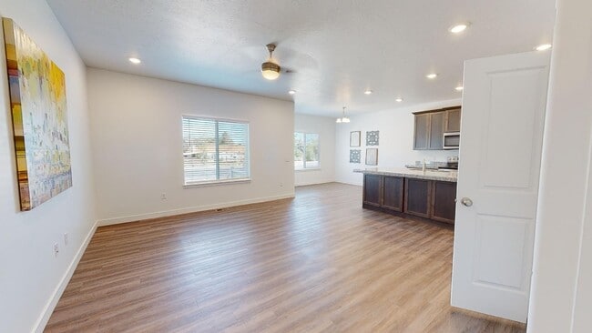 Building Photo - Beautiful 4-BED TOWNHOME FOR RENT