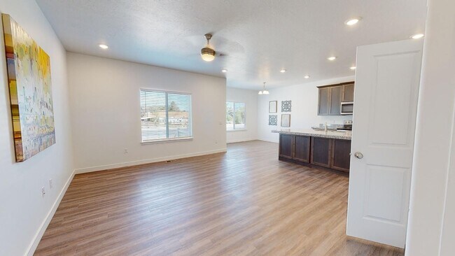 Foto del edificio - Beautiful 4-BED TOWNHOME FOR RENT