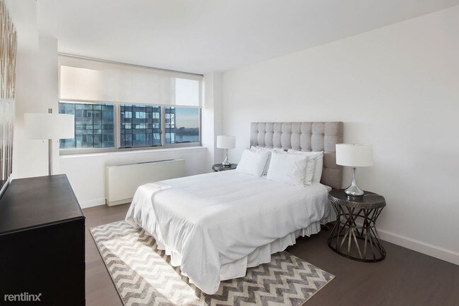 Foto del edificio - 2 br, 1 bath  - 500 W 42nd St