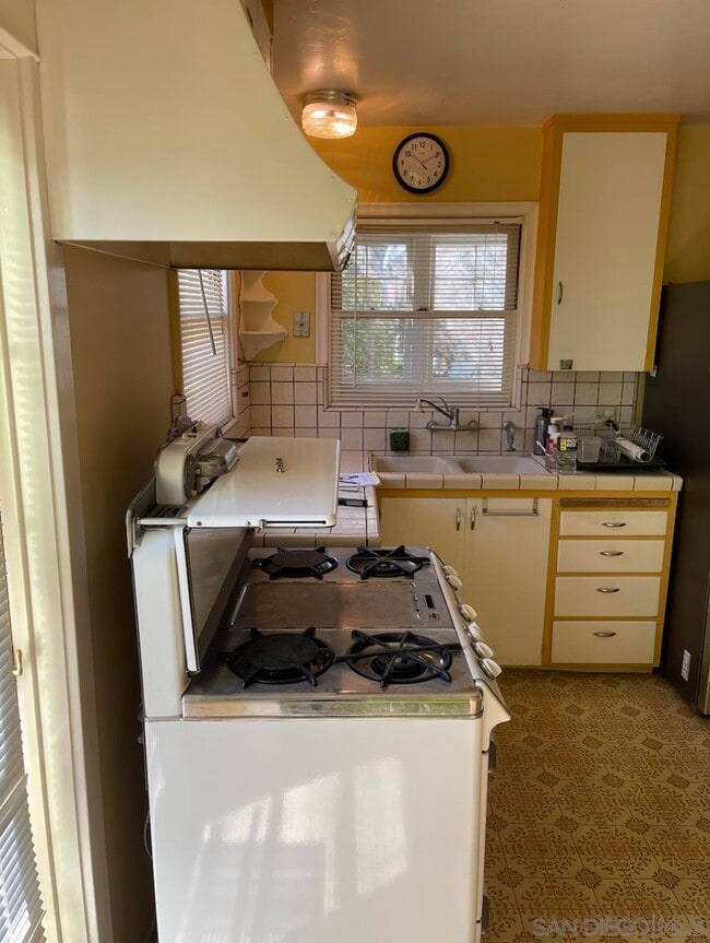 Building Photo - 270 Madrona St
