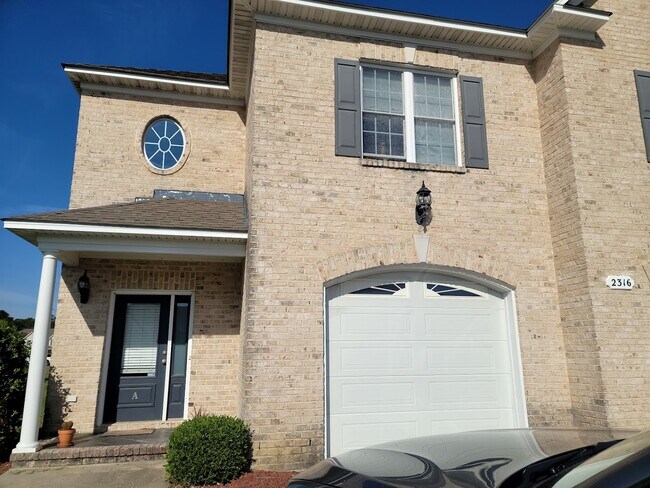 Building Photo - 2316 Dovedale Dr