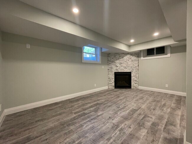 Building Photo - Charming 2-Bedroom Lower Unit in Historic Holmedale