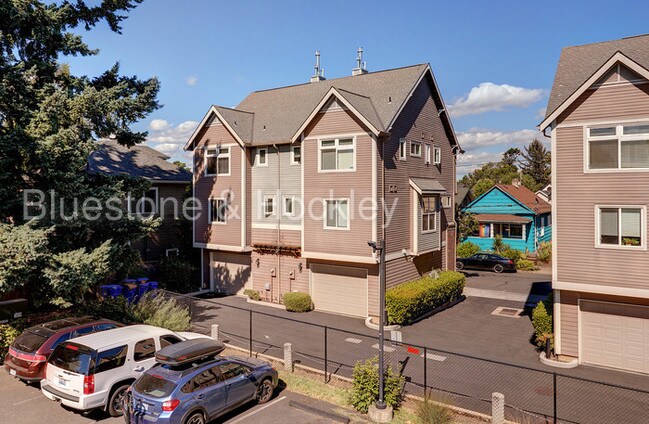 Building Photo - Spacious Townhome - $500 off 1st month rent