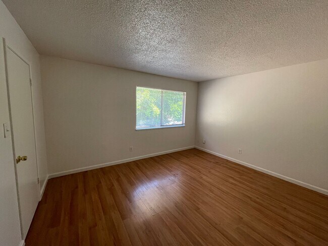Foto del edificio - 2 Bedrooms in Foothill Farms