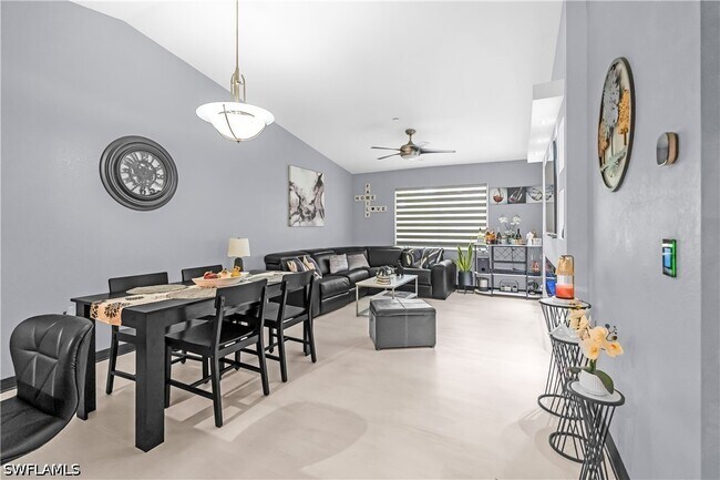 Foto del edificio - 8274 Key Royal Cir