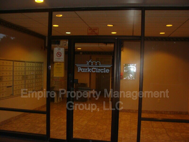 Foto principal - 1600 Park Cir