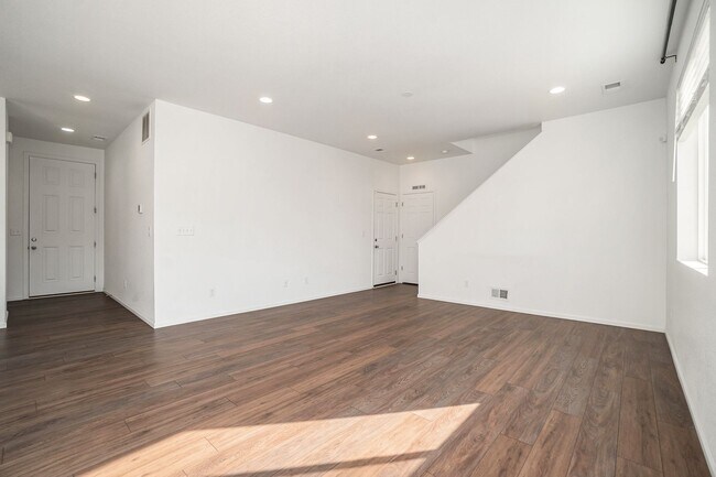 Building Photo - $700 SIGNING BONUS!! Amazing 4 Bedroom Hom...