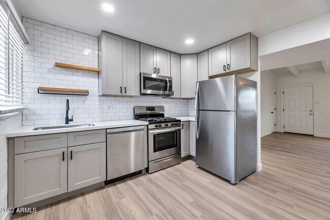 Building Photo - Updated 2bedroom apartment in central Phoenix