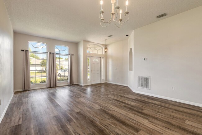 Foto del edificio - ENTER THE GATES TO TRANQUIL LIVING ! CALL OR TEXT LINDA PATTI 386.837.2882