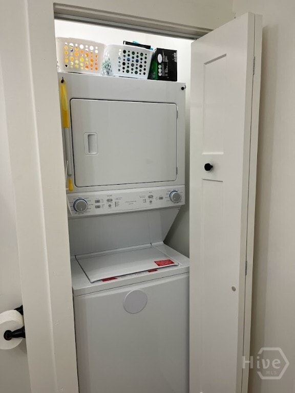 Building Photo - 637 Columbus Dr