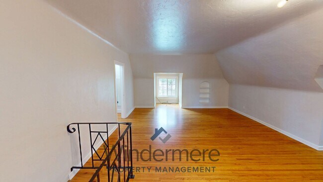 Building Photo - Alder601