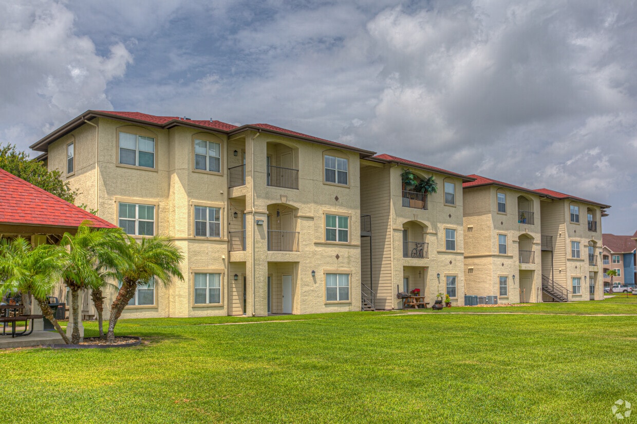 Exterior - Baypoint Apartments