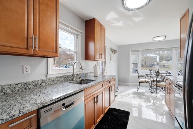 Cocina - 900 E Tantallon Dr