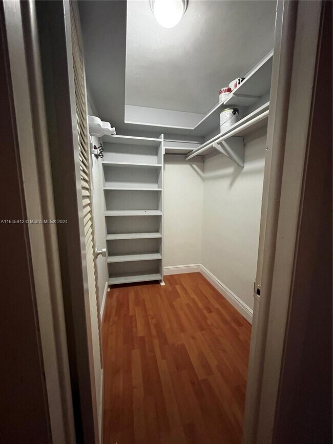 Foto del edificio - 900 Tallwood Ave