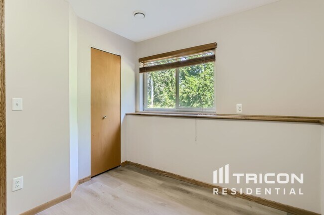 Foto del edificio - 7472 Large Ave NE