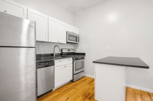 Building Photo - 944 Marcy Ave