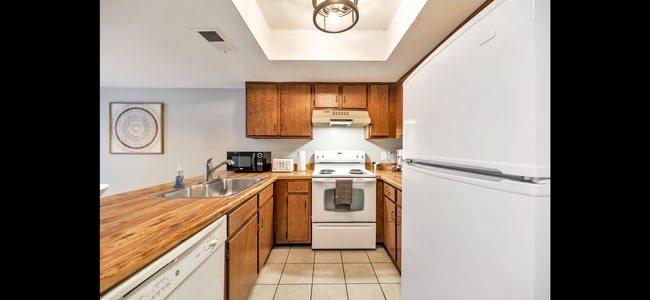 Building Photo - 122 S Hardy Dr