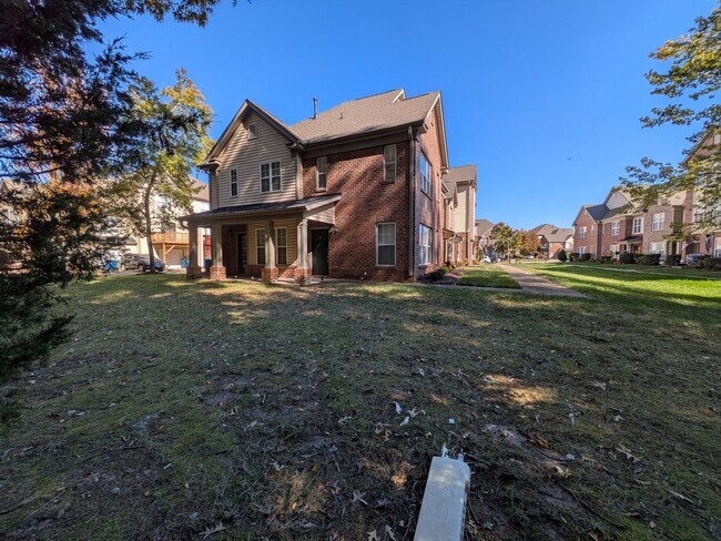 Foto del edificio - Charming 2BR Townhome in Raleigh