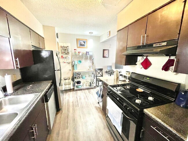 Foto del edificio - One Bedroom unit in Fourplex with Yard for...