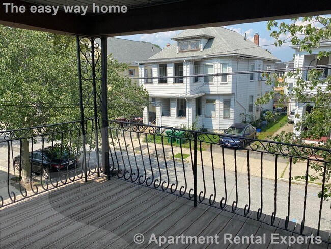 Building Photo - Medford 2 Bedroom ** 2PKG SPACES