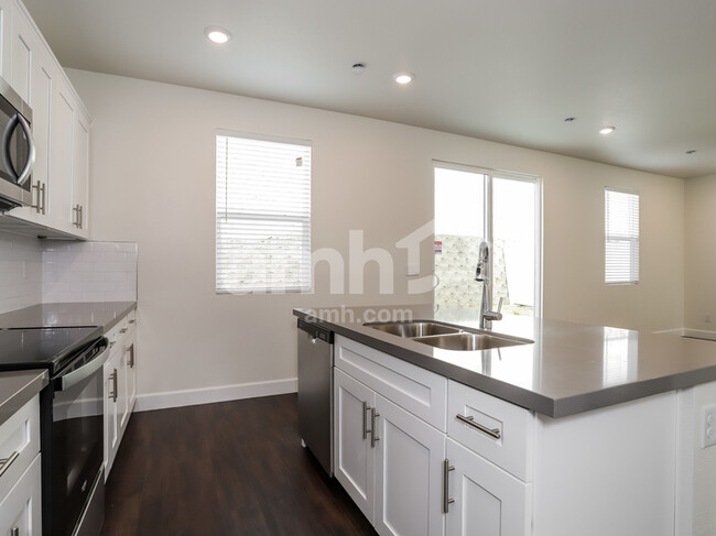 Foto del edificio - 1528 N Garnet Creek Ave