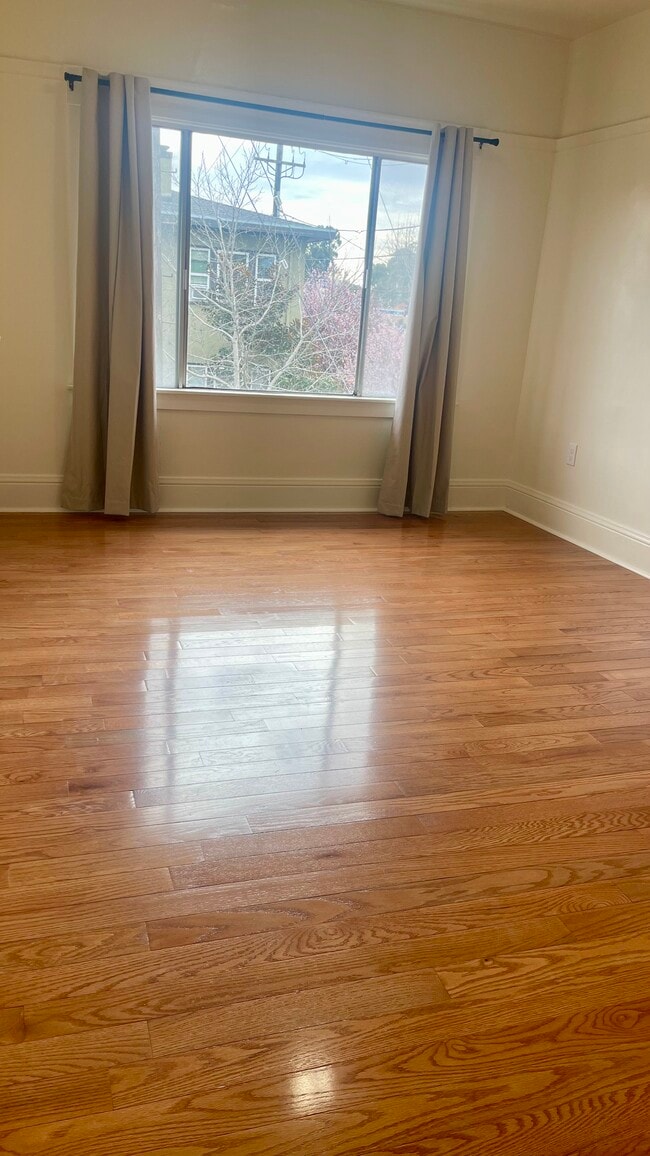 Building Photo - 566 53rd St