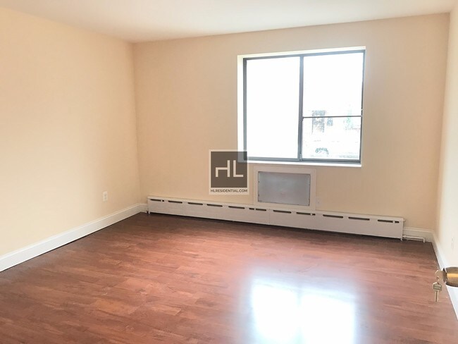 Building Photo - 2140 Steinway St