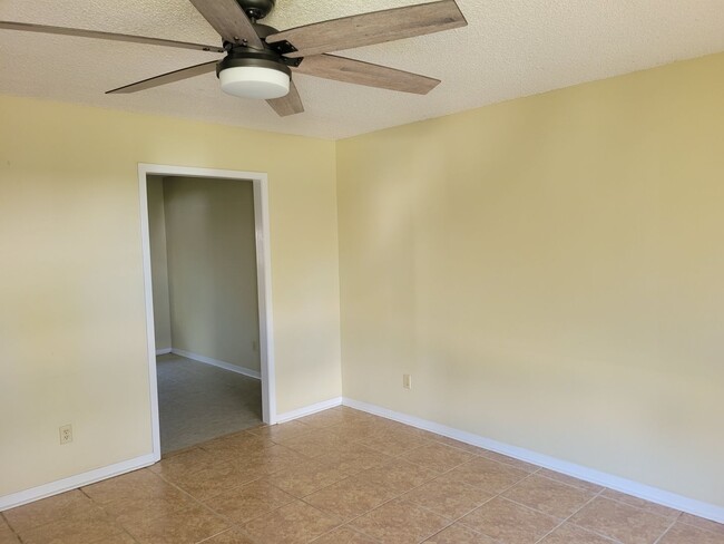 Building Photo - 3 bedroom off Ambasador & Dulles