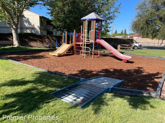 Building Photo - 2 br, 2 bath House - 3703 W. Bullard #104