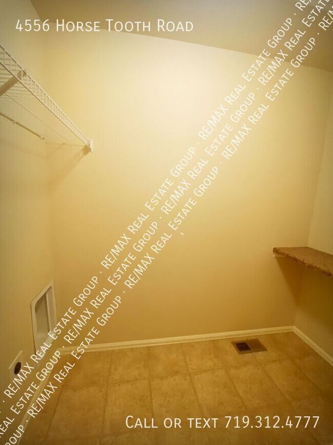 Foto del edificio - 4556 Horse Tooth Rd