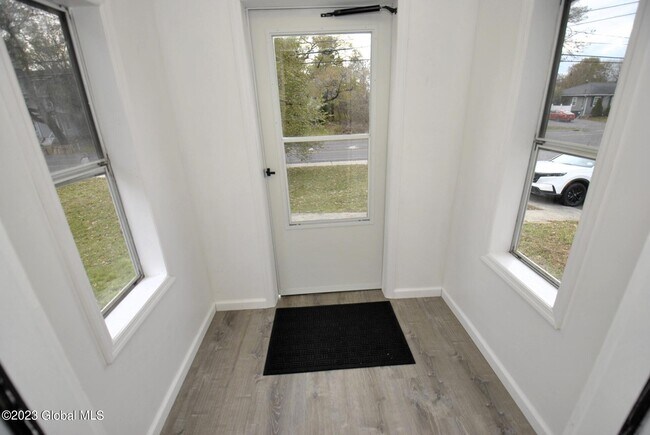 Foto del edificio - 147 Sand Creek Rd
