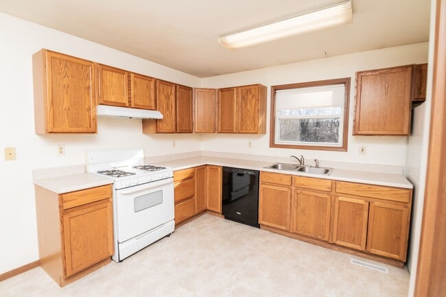 Building Photo - 2 bedroom / 1 bathroom Duplex for Rent in ...