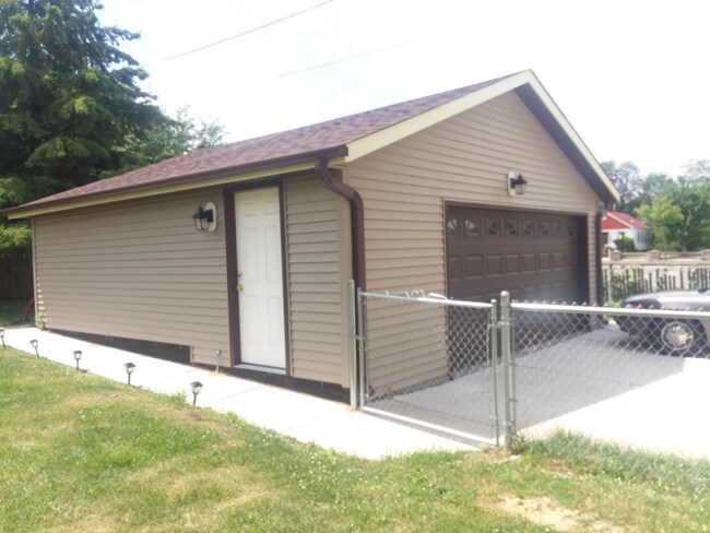 Building Photo - 1305 S 61st St