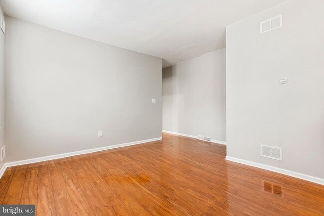 Building Photo - 1726 W 8th St