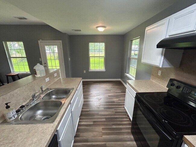 Foto del edificio - 5878 Chapel Ln