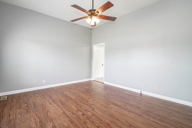 Building Photo - 1212 Kendall Dr