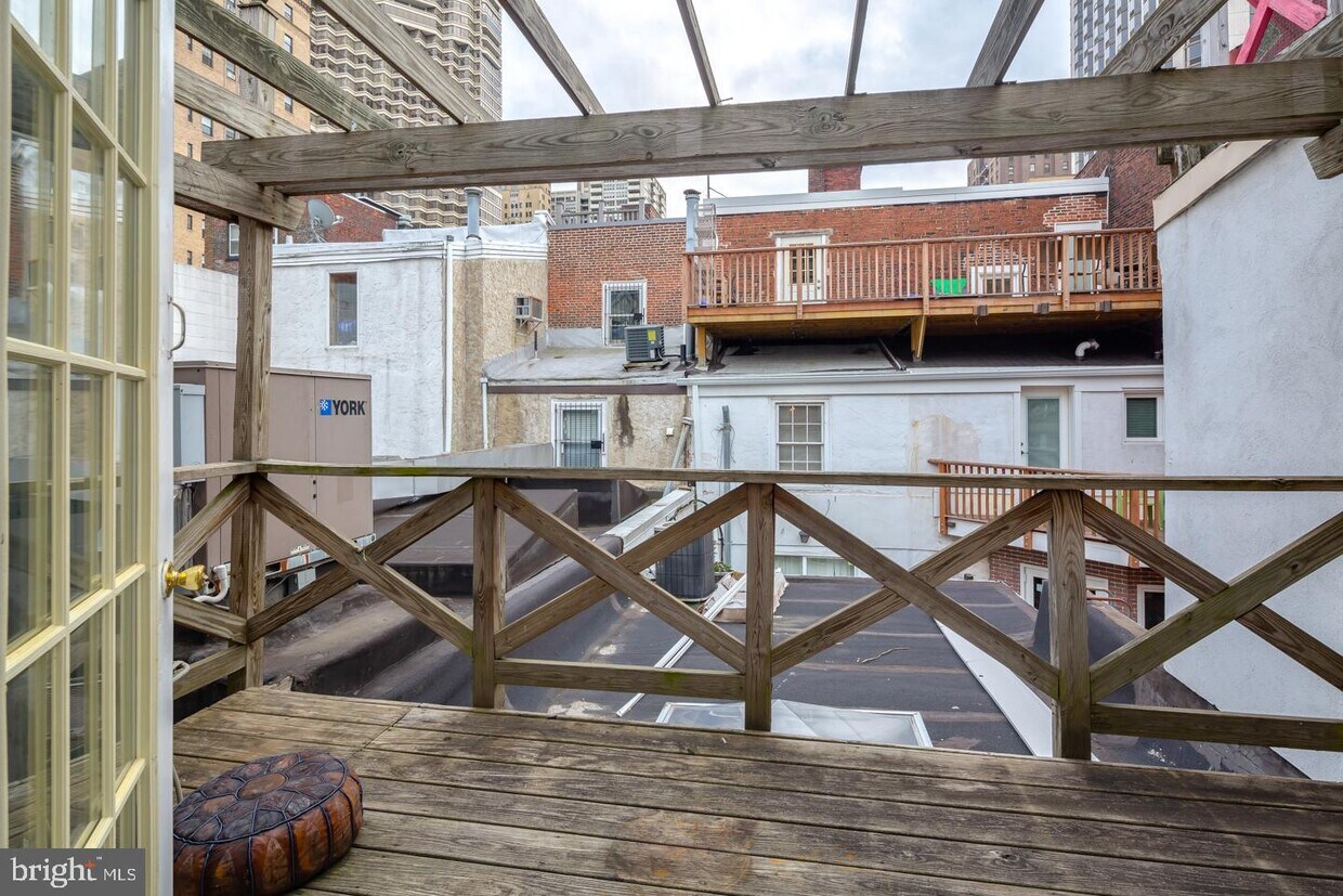 Primary Photo - 2014 Sansom St