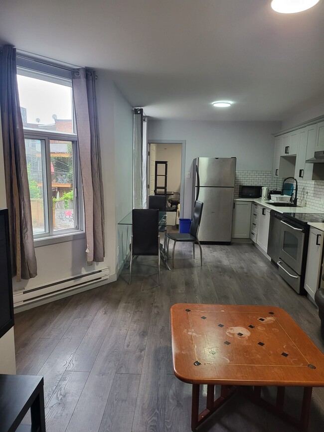 Building Photo - 4831 Rue Saint-Urbain