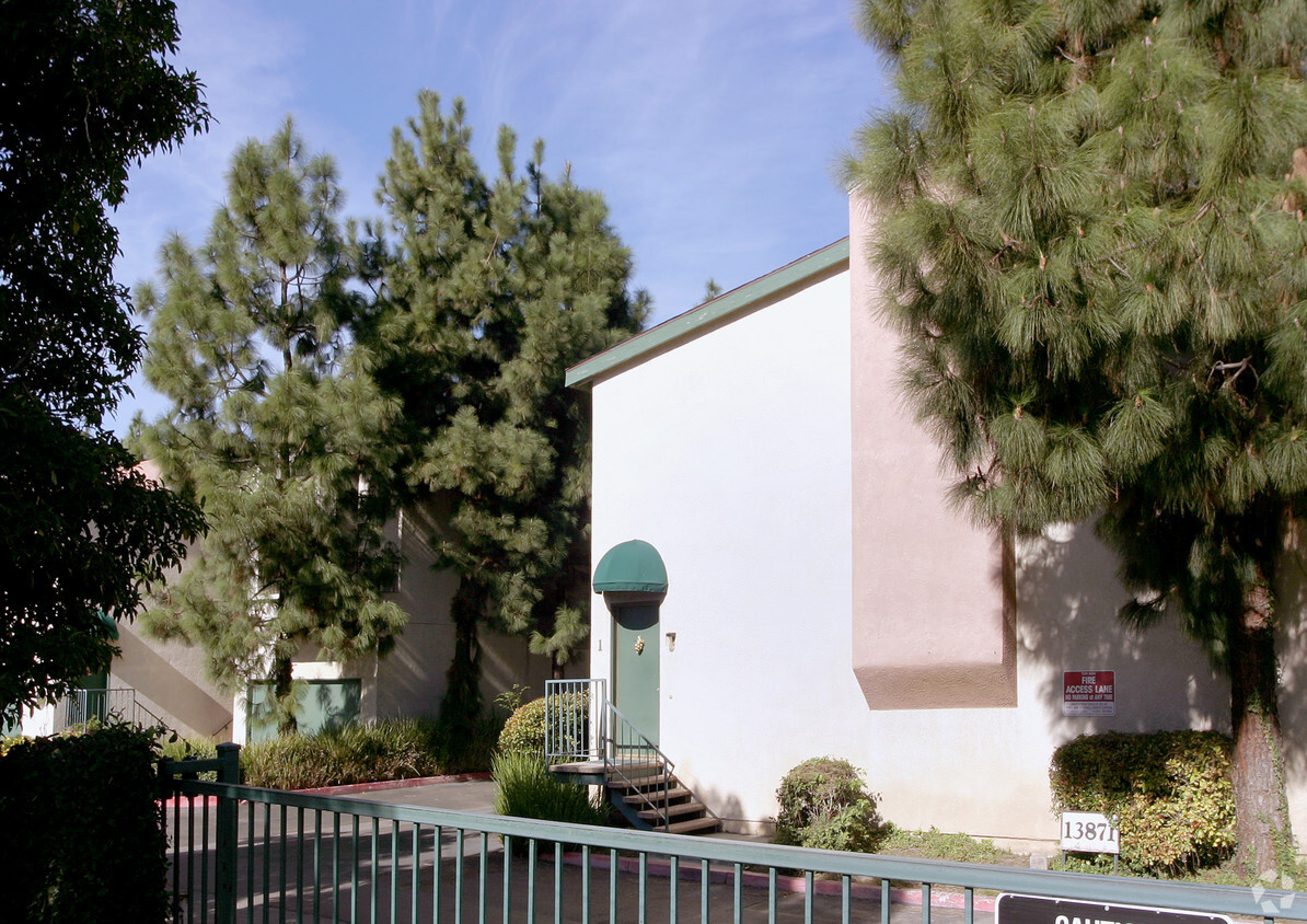 Building Photo - Shady Lane Apartments
