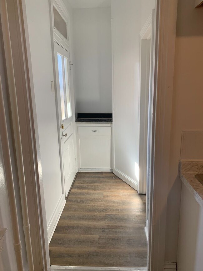 Building Photo - Available Now! 1st floor on the Avenues